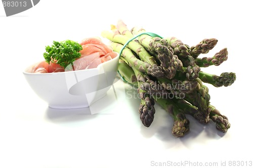 Image of green asparagus with ham