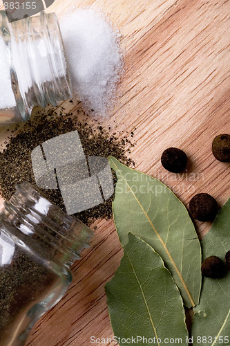 Image of pepper, salt and bay leaves