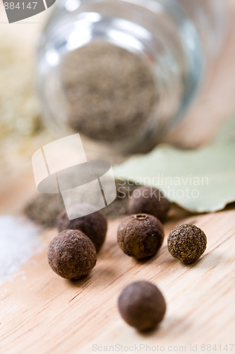 Image of pepper and bay leaves