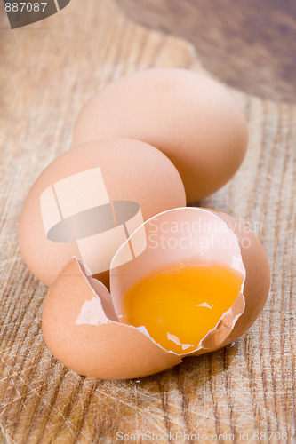 Image of whole and broken brown eggs