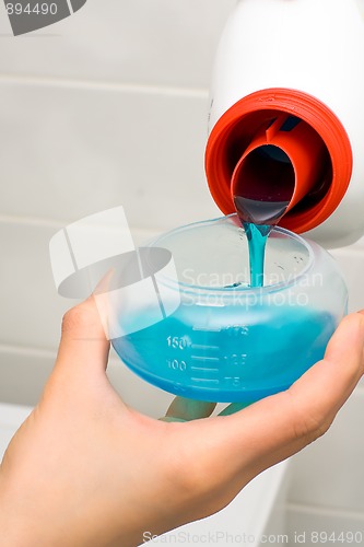 Image of Pouring gel