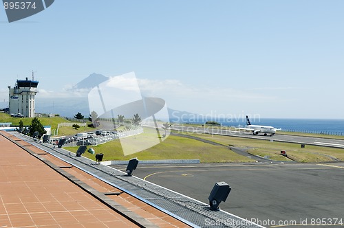 Image of Jetliner landing in Faial airport