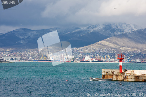 Image of the boat near the pier to the lighthouse