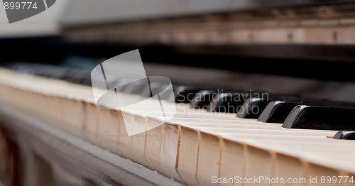 Image of keys of an old piano