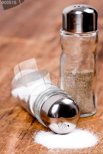 Image of salt and black pepper