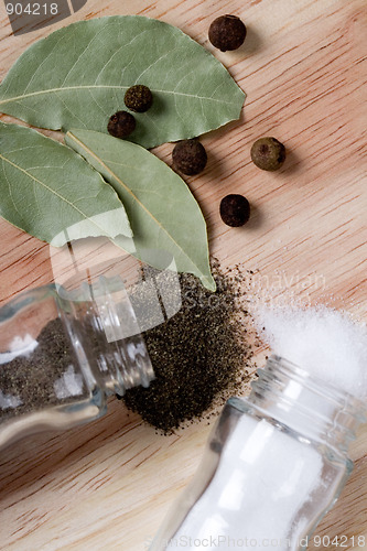 Image of pepper, salt and bay leaves