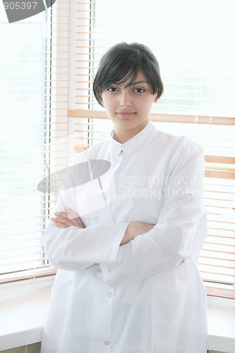 Image of Brunette in smock