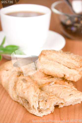 Image of black tea with herbs and bread