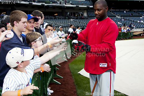 Image of Ryan Howard signing fans baseball