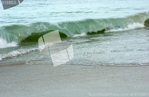 Image of angled view of wave breaking