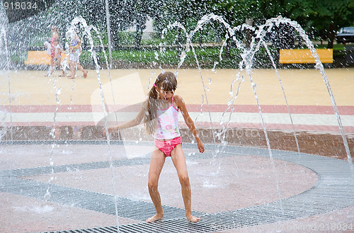 Image of The girl and a fountain