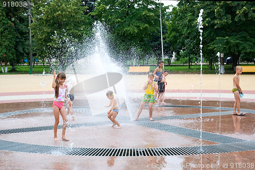Image of Children and a fountain