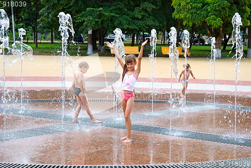 Image of Children and a fountain
