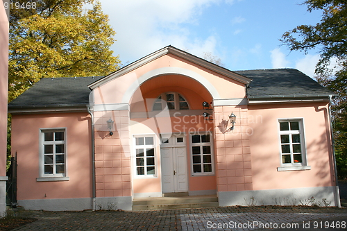 Image of building next to the castle 