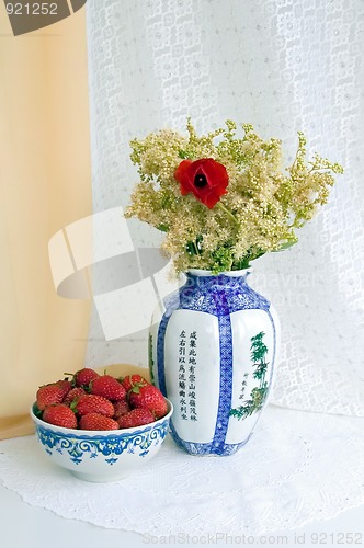 Image of Strawberries and a vase with flowers