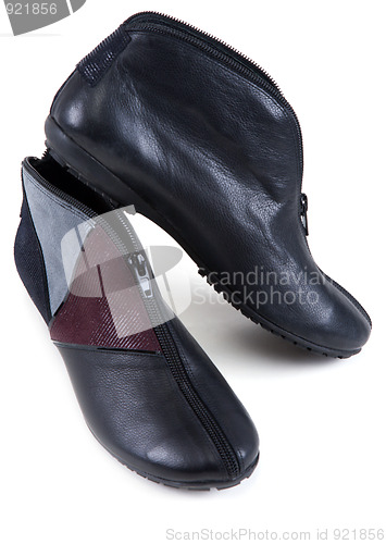 Image of Feminine leather shoe with corduroy insertion