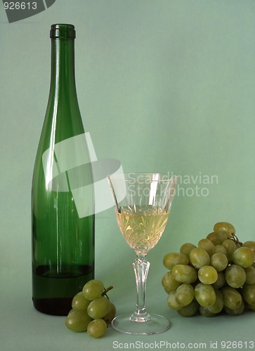 Image of White wine and grapes
