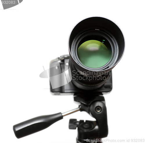 Image of DSLR camera on tripod