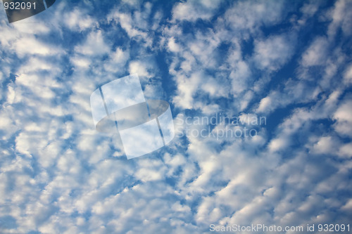 Image of blue sky with fleecy clouds
