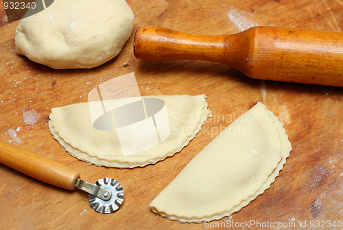 Image of rolling-pin with patty and pastry