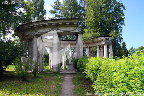 Image of apollo colonnade in Pavlovsk park