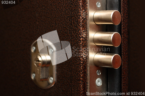 Image of lock with pull out bolts close-up