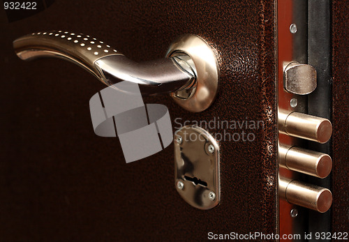 Image of lock with pull out bolts