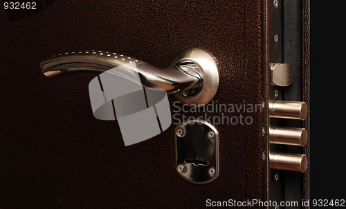 Image of lock with pull out bolts