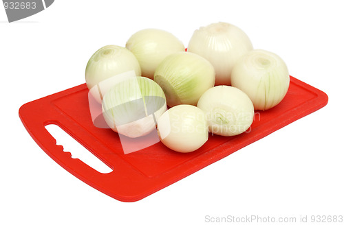 Image of onion on red kitchen board