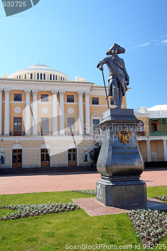 Image of Pavel 1 statue and Grand palace in Pavlovsk