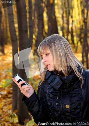 Image of girl messaging with phone