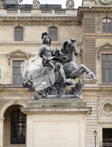 Image of King Louis XIV statue