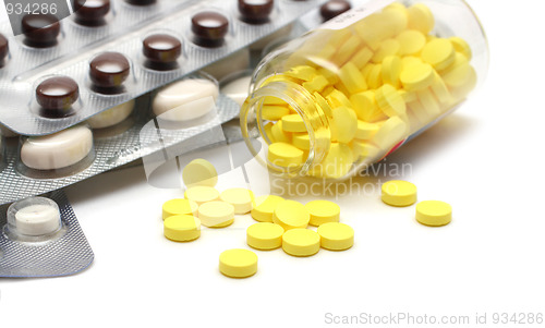 Image of pills in bottle and blisters close-up