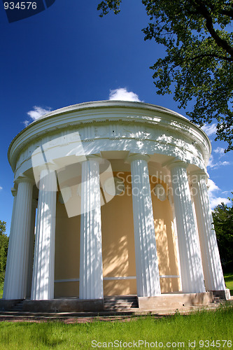 Image of pavilion of friendship in Pavlovsk park