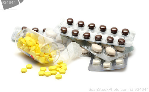 Image of pills in bottle and blisters close-up