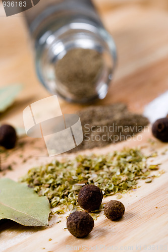 Image of pepper, herbs and bay leaves