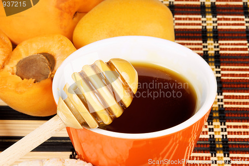 Image of Honey and fresh apricots