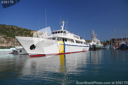 Image of White ship