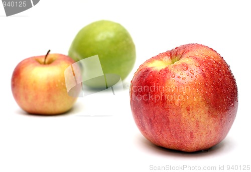 Image of wet apples with water drops