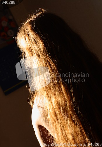 Image of women back with sunlight on red hair