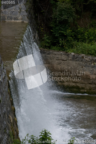 Image of dam on the river