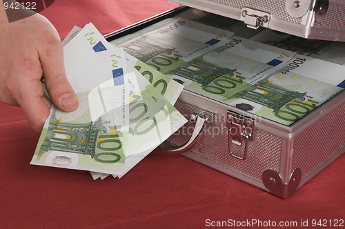 Image of Metallic case full of Euro