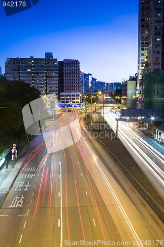 Image of traffic in city at night 