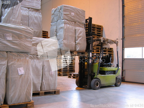 Image of Truck lifting a pallet