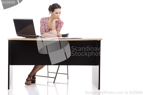 Image of pretty woman in desk with computer