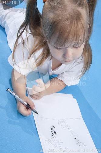 Image of Small cute girl is sketching