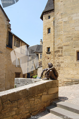 Image of Bronze man on a wall at Sarlat