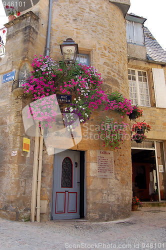 Image of Flowers over a doorway in Sarlat