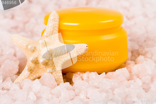 Image of facial creme and seastar 