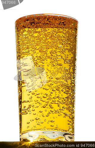 Image of glass with bubbles in beer
